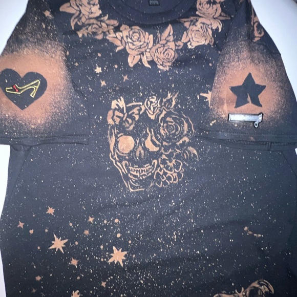 💀 SKULL & BLOOM 🌸
By @Tysbleachlab on IG —this bleachout skull tee 🤩 - Picture 3 of 5